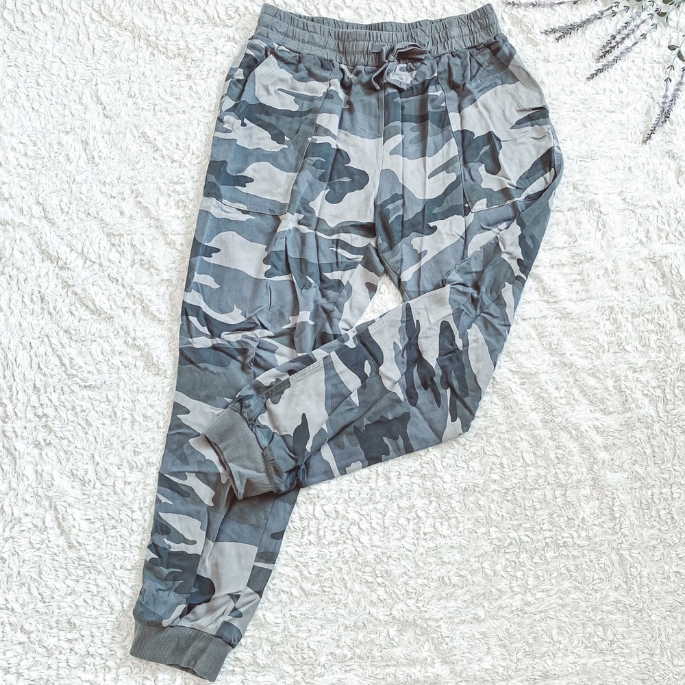 Splendid Camo gray and green full length soft comfortable Joggers